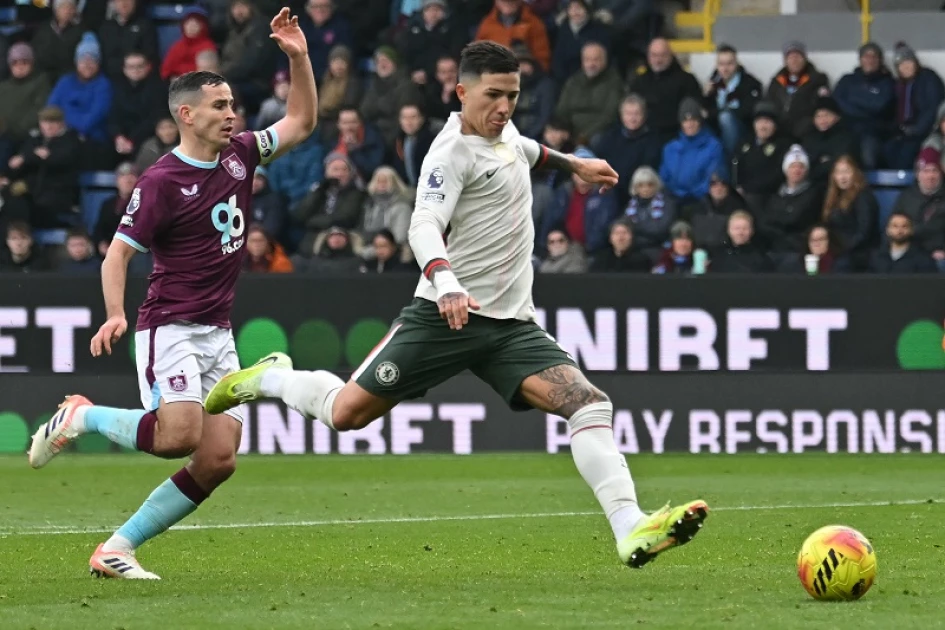 Chelsea sink Burnley to close gap on leaders Arsenal