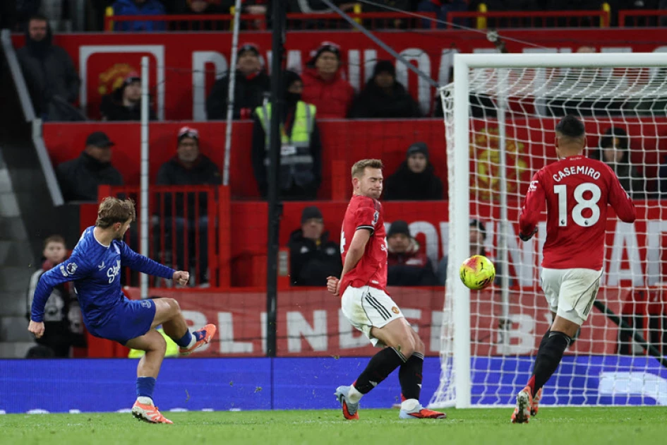 How Everton shrug off bizarre red card to beat 'devils' at Old Trafford