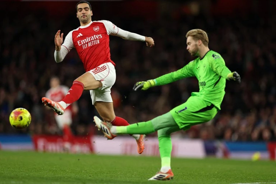 Arsenal extend Premier League lead, Chelsea beaten at Leeds