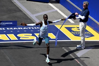 Kenyans win both men and women's marathon races in Valencia