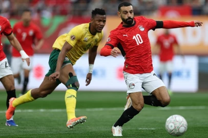 Salah helps 10-man Egypt beat South Africa and book last-16 place