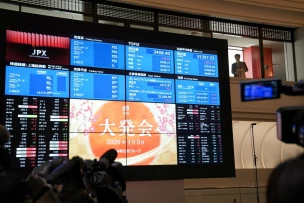 Oil extends losses as Trump flags Venezuela shipments, stocks wobble