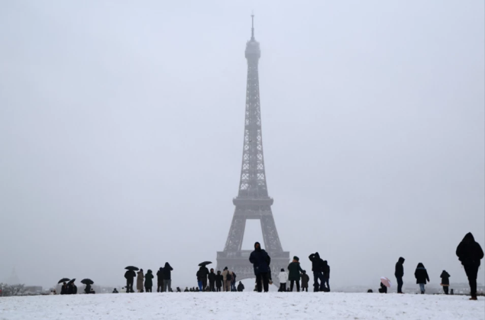 Snow forces 140 Paris flight cancellations