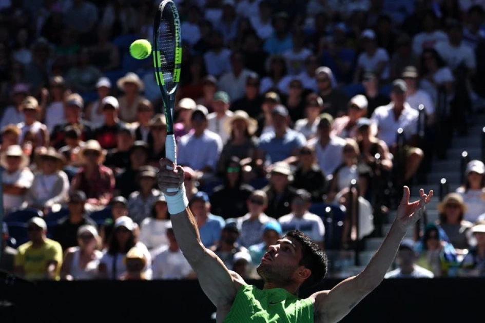 Alcaraz eases into Melbourne last 16 as Sabalenka 'all over the place'