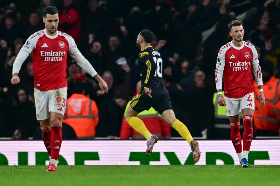Arsenal title bid dented by dramatic Man Utd defeat