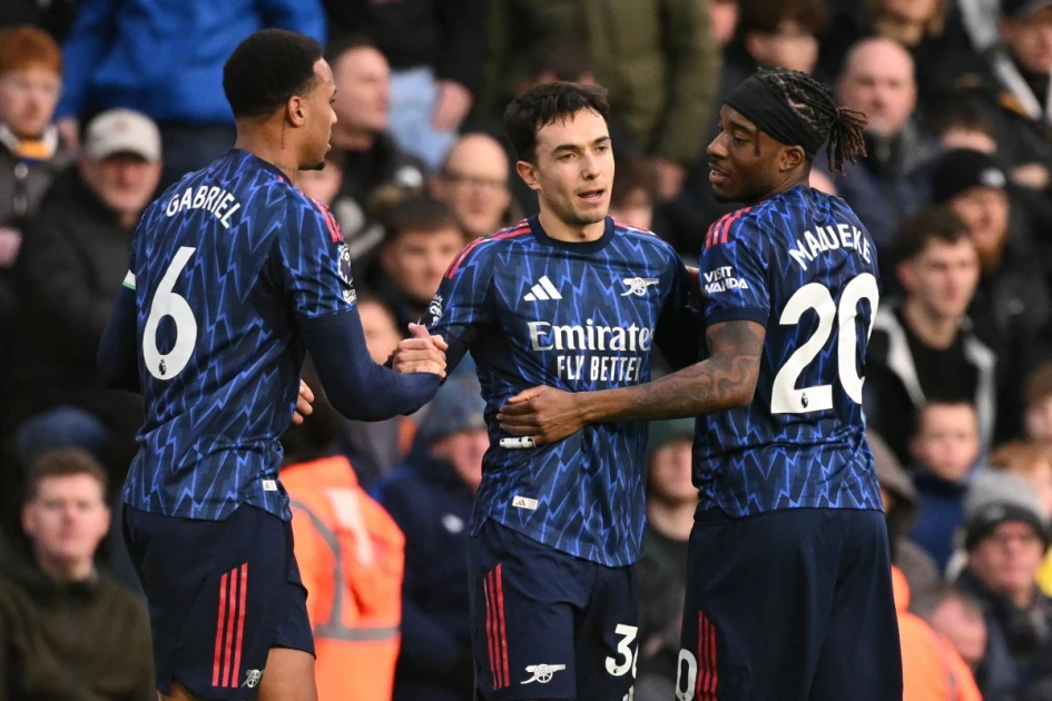 Arsenal stretch league lead