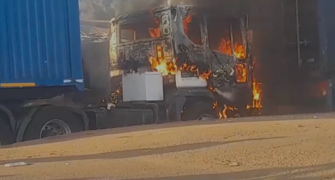 Busia: Losses as cargo truck catches fire in Malaba 