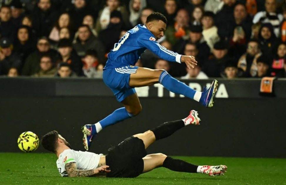 Real Madrid keep pressure on Barca with tight win at Valencia