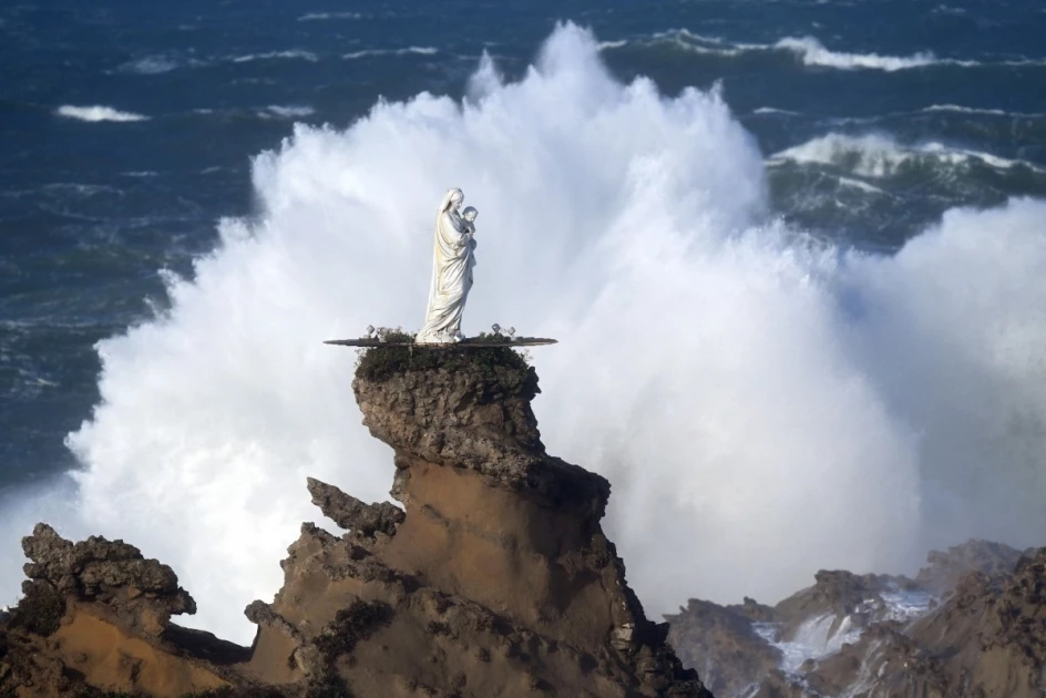 Two British skiers among three dead in French Alps