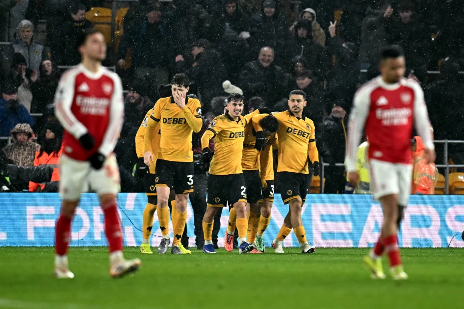 Arsenal blow two-goal lead in damaging Wolves draw