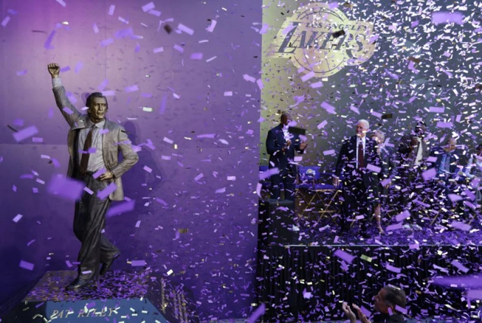 Lakers honour championship coach Riley with statue