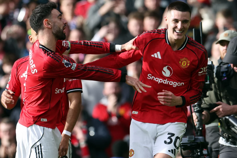 Man Utd climb to third, Fulham sink sorry Spurs