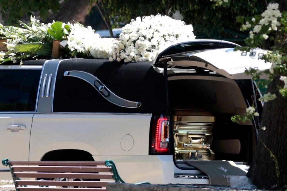 Flowers, music, and soldiers at funeral of drug lord "El Mencho"