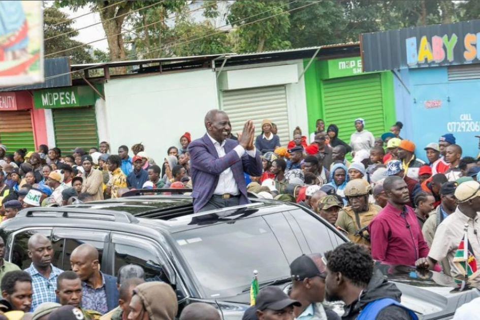  Teargas and chaos mark President Ruto’s Dagoretti tour as youth block his convoy