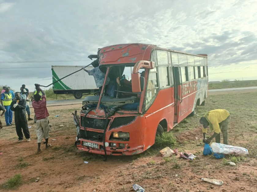  Six dead, several injured in Nairobi–Mombasa highway crash 