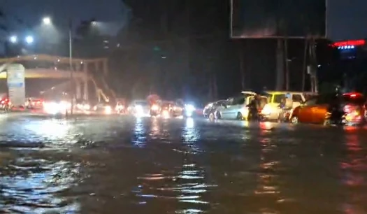 Nairobi streets turn to filthy rivers as rain pounds city, vehicles nearly submerged