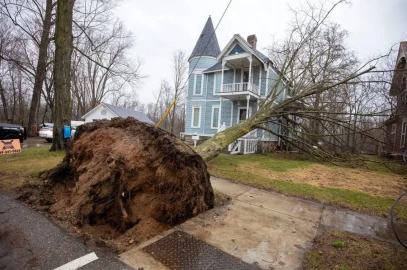 Eight dead as tornados surge across central US