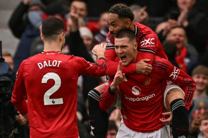 Man Utd sink Villa to boost top-four bid
