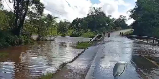 Bomet: Motorists cautioned amid flooding at Kipsonoi bridge