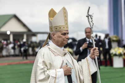 Pope brings Africa tour to Angola as Trump feud drags on