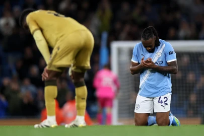 Man City see off Palace to keep pressure on Arsenal