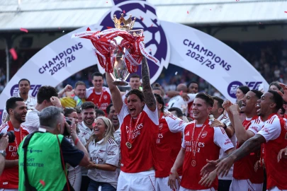 Arsenal lift Premier League trophy after beating Palace