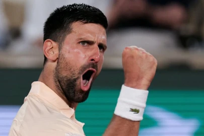 Djokovic fights through tough Roland Garros opener, Zverev strolls
