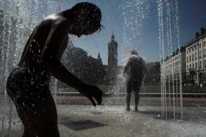 Hundreds of schools close as UK braces for record-breaking heatwave