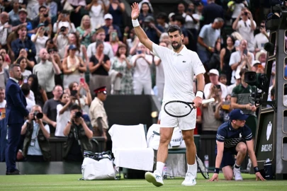 Title rivals Djokovic and Sinner advance at Wimbledon