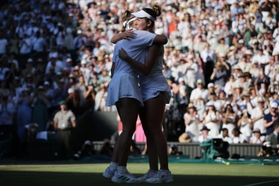Noskova survives tearful meltdown to win first Wimbledon title