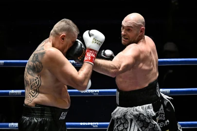 Fury stops Wach in Thailand to close in on Joshua fight