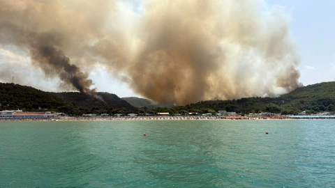 Hundreds flee by boat as wildfire hits southern Italy