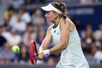Rybakina ousts Osaka to book Toronto semi-final against Gauff