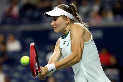 Swiatek sinks Svitolina to set up Rybakina title clash in Toronto