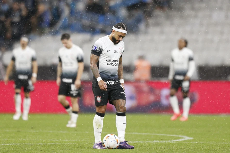 Depay takes pay cut to stay at Corinthians