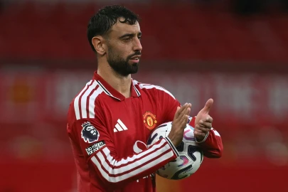 Fernandes hat-trick inspires Man Utd rout of Ipswich