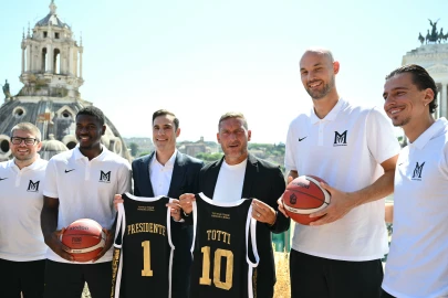 Totti turns down Italy and Roma to join basketball club