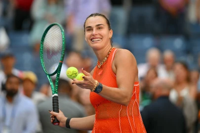 Sabalenka holds off Noskova to keep US Open three-peat bid alive