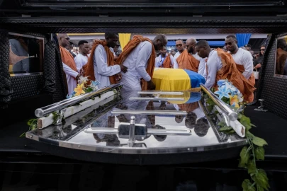 Uganda buries 'youngest' king amid succession row