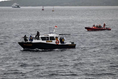 Contact lost with Indonesia ferry carrying 243 in bad weather: rescue agency