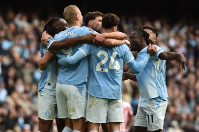 Five-star Man City top Premier League after Sunderland thriller