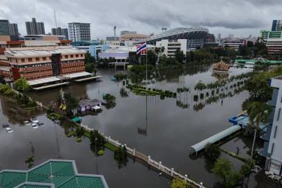 Bangkok floods send thousands into shelters after days of rain