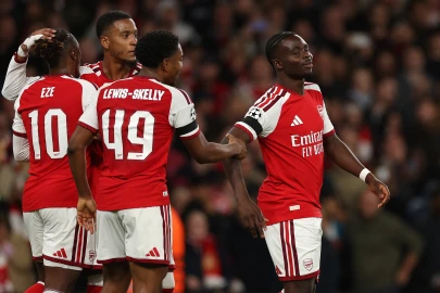Arsenal cruise past Lille into share of Champions League lead