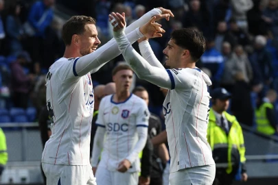 Neto double gives Chelsea win over Everton