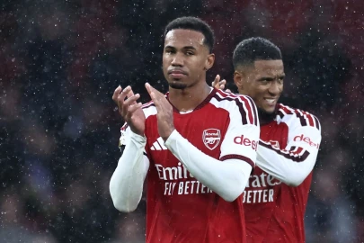 Arsenal sink Everton to join Man City at Premier League summit