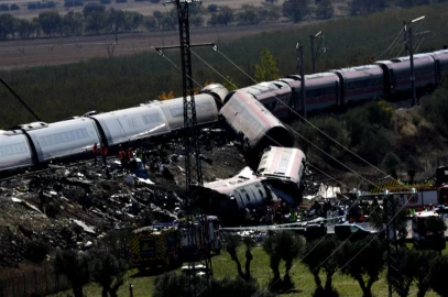 At least 30 people killed in Spain when two high-speed trains collide