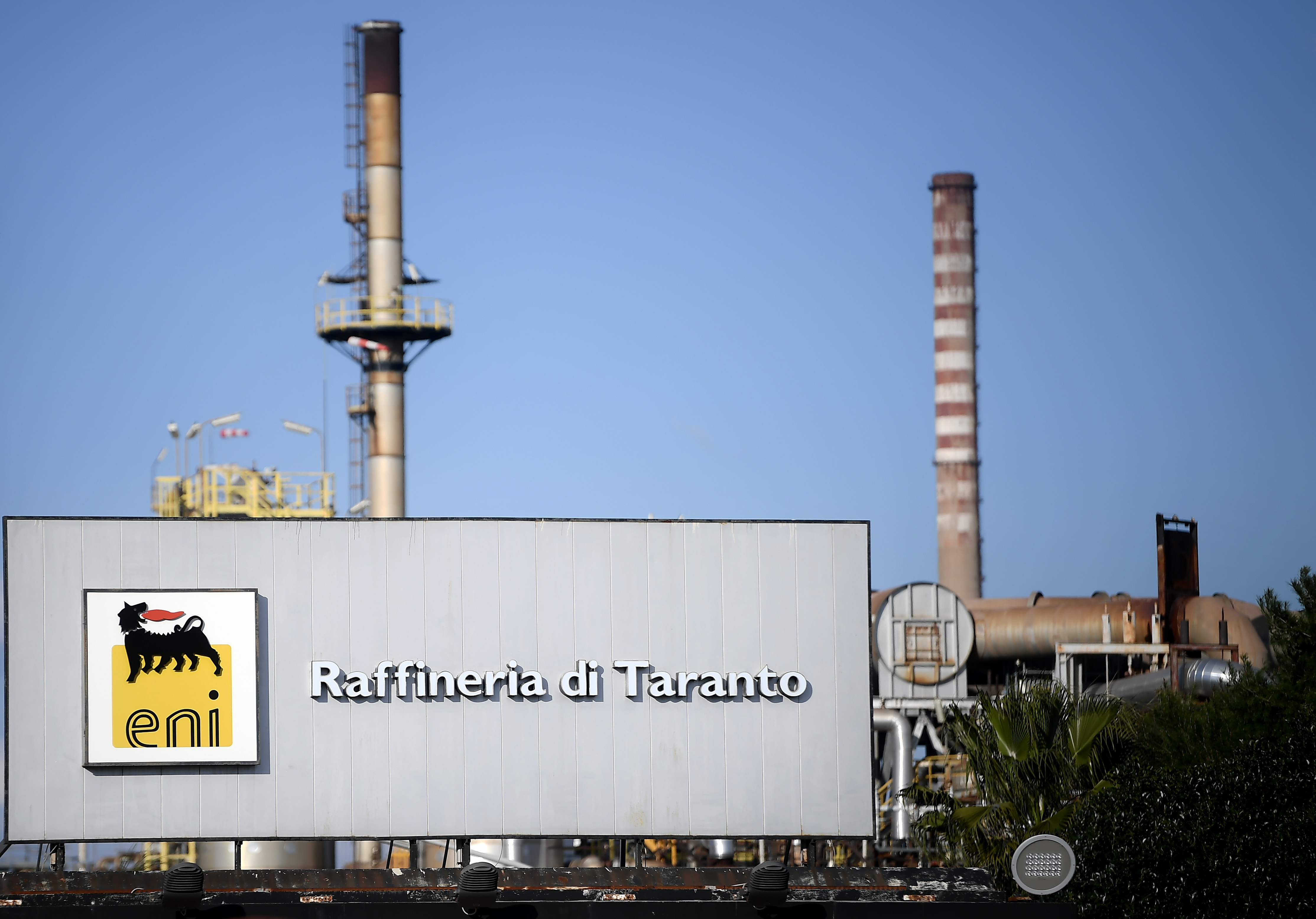 Blast hits Nigeria Eni oil pipeline, cuts exports