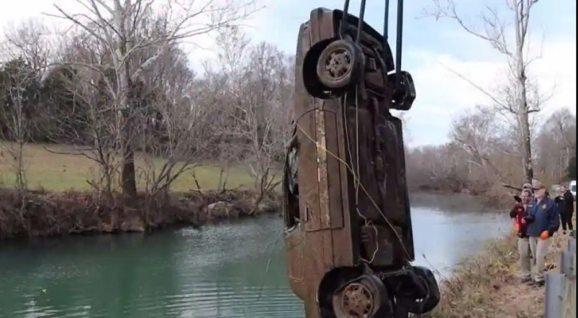 YouTuber discovers submerged car of teens who disappeared 21 years ago