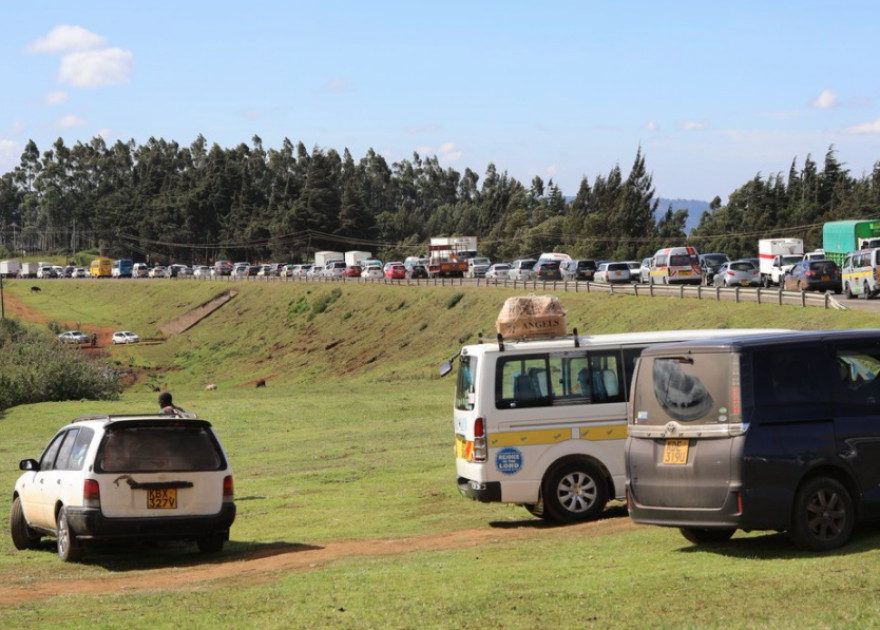 Traffic snarl-ups on major roads as Kenyans rush home for Christmas festivities Traffic snarl-ups on major roads as Kenyans rush home for Christmas festivities