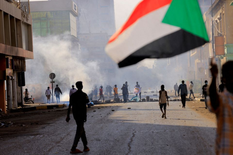Sudan forces fire tear gas as protesters head to presidential palace Sudan forces fire tear gas as protesters head to presidential palace